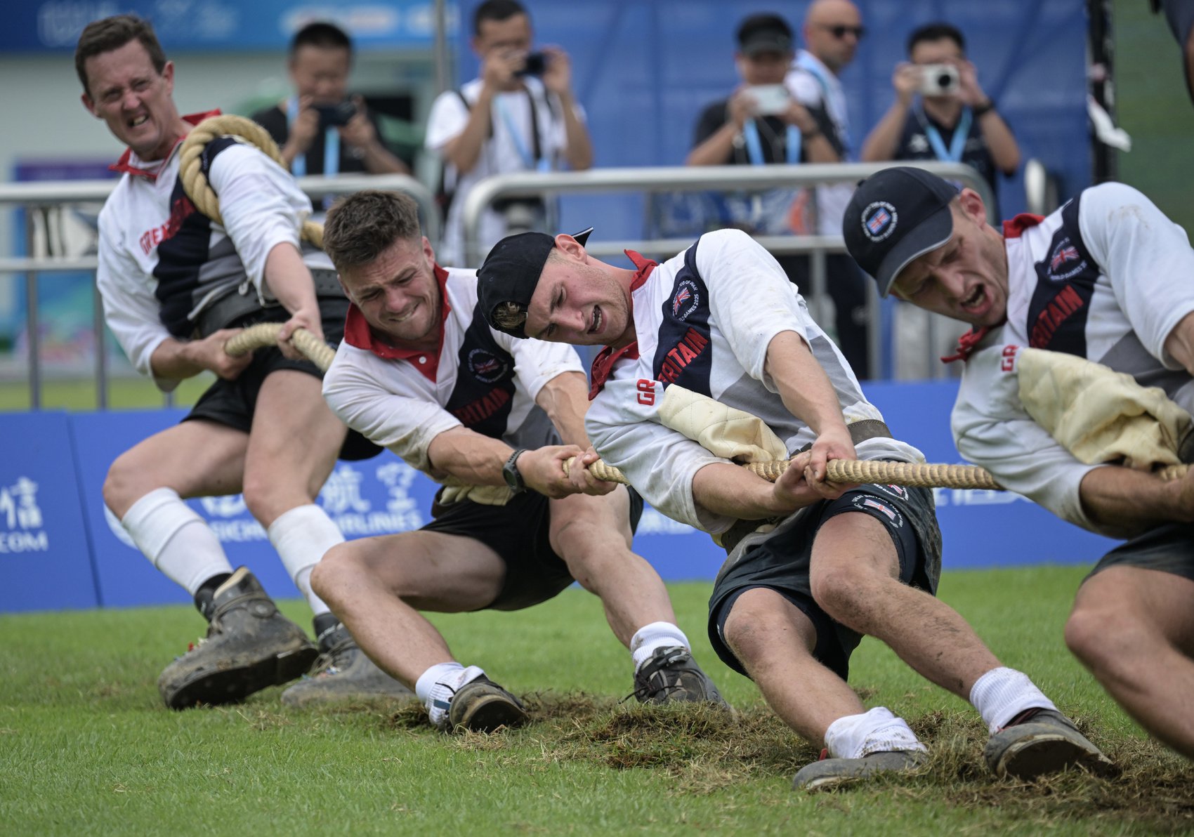 宝威体育集团-热情高涨！球员们在比赛场上为荣誉全力拼搏的简单介绍